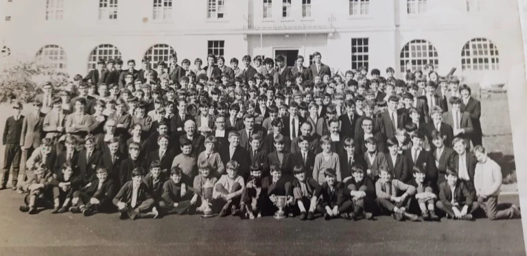 Campas Íosagáin - History - class picture